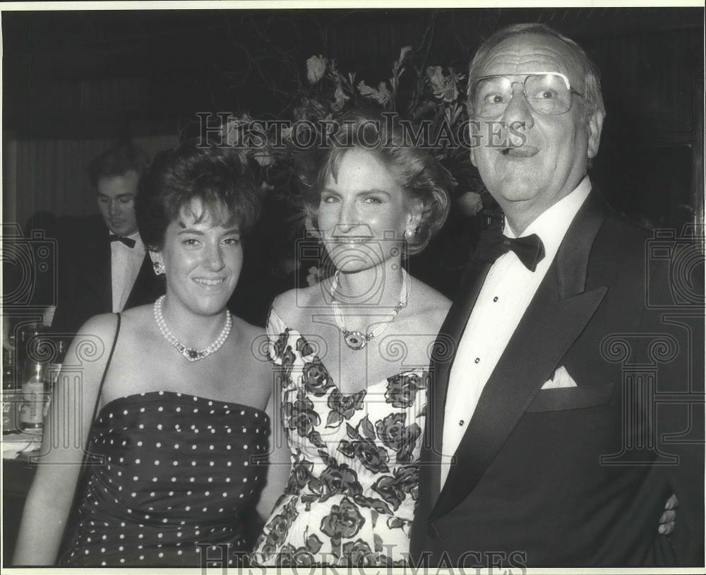 1988 Press Photo Lee Iacocca, daughters Kathryn Iacocca Hentz, Lia Antoinette 1988 Press Photo Lee Iacocca, daughters Kathryn Iacocca Hentz, Lia Antoinette