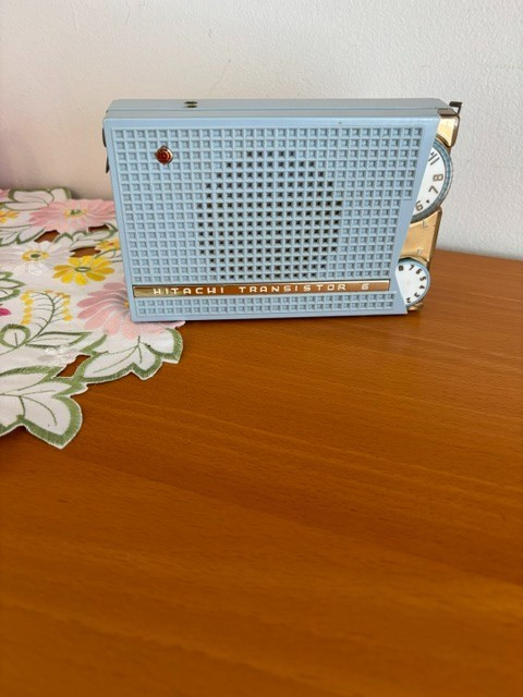 HITACHI TH667 Vintage Transistor Radio@@ WORKS GREAT