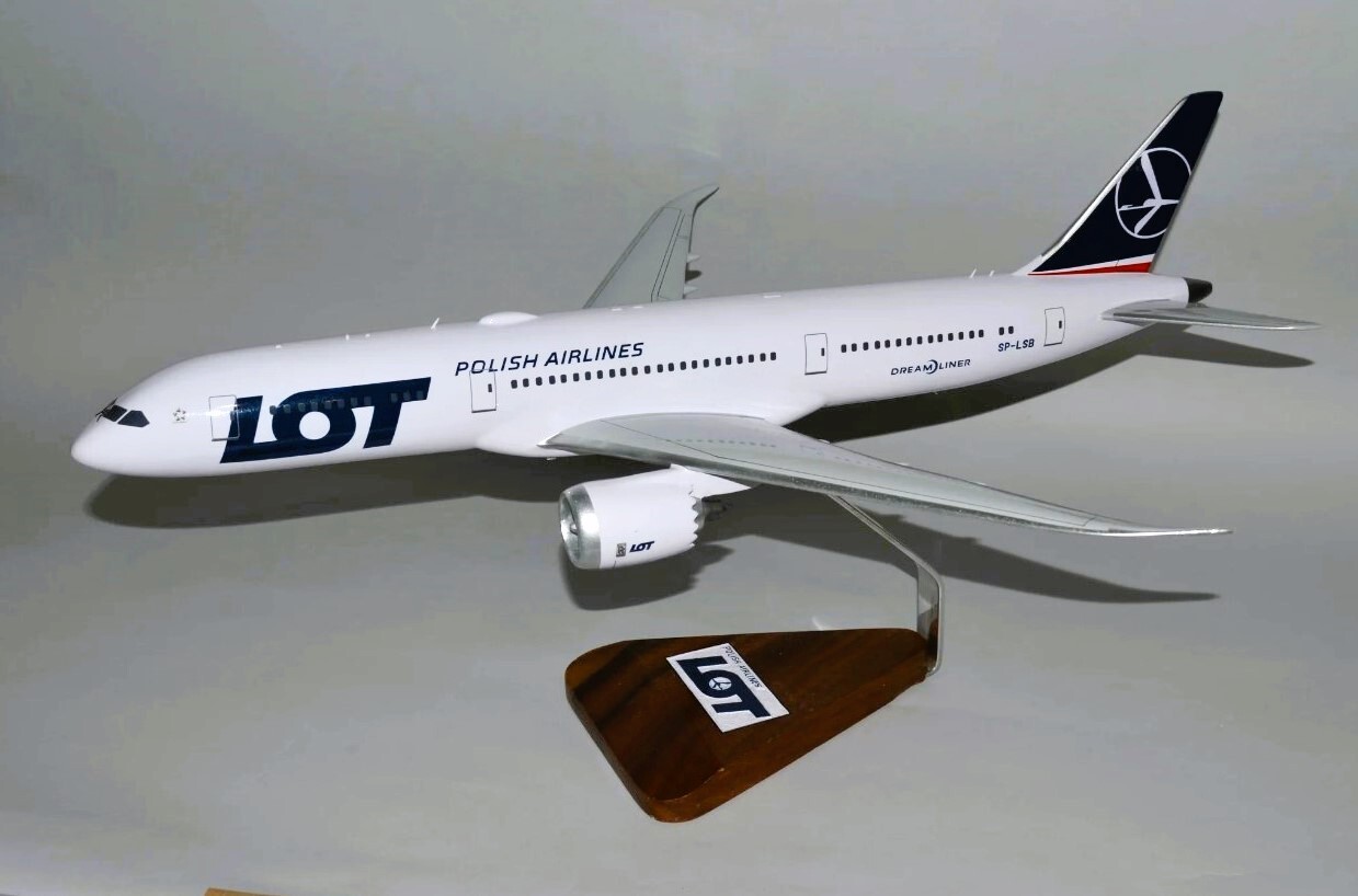 LOT Polish Airlines Boeing 787-900 SP-LSB Desk Display Model 1/100 SC Airplane