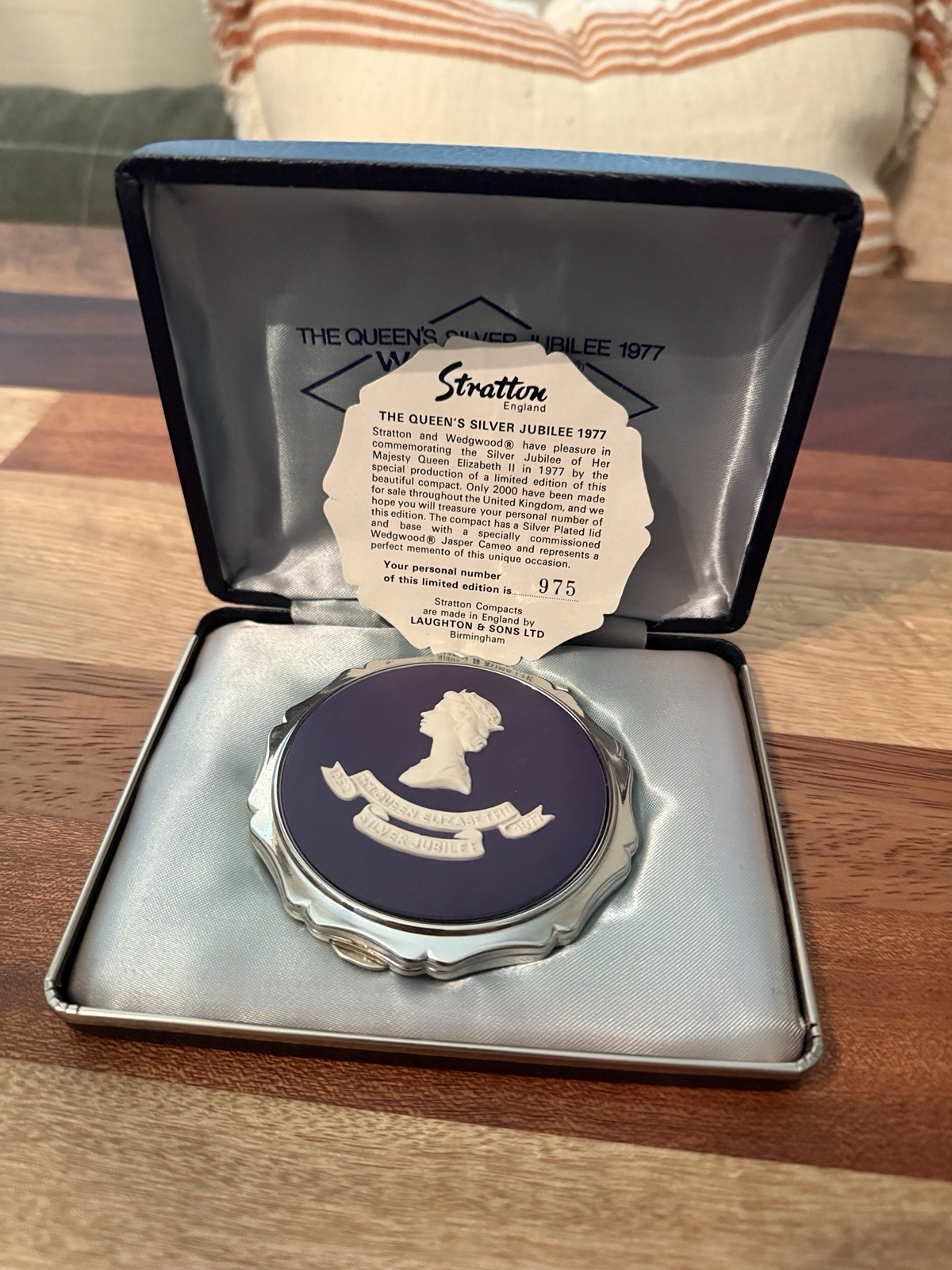 The Queen\'s Silver jubilee 1977 Wedgwood Stratton compact #975