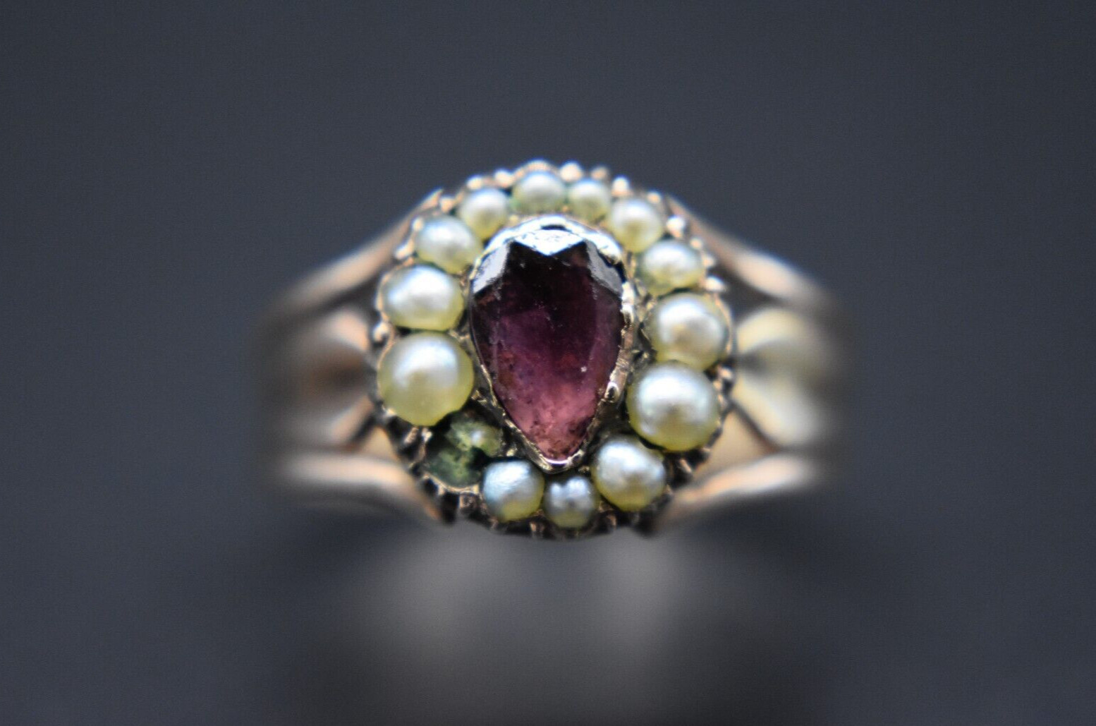 Superb 17th century rose gold ring bearing pearls and garnet