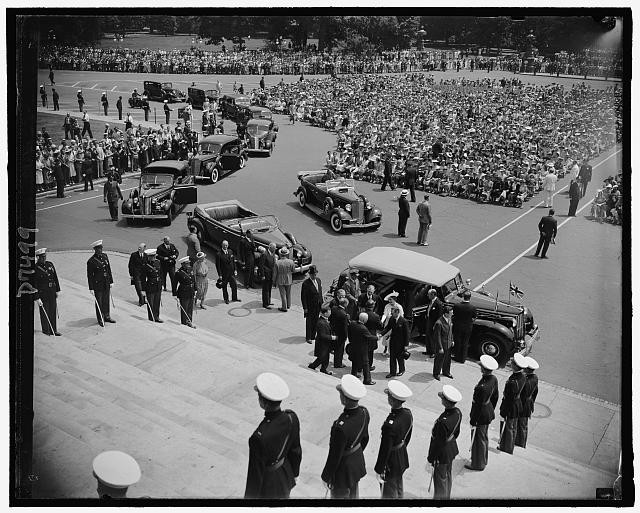 Photo:King & Queen Great Britain 1938 1939 Royal Motorcade Crowd
