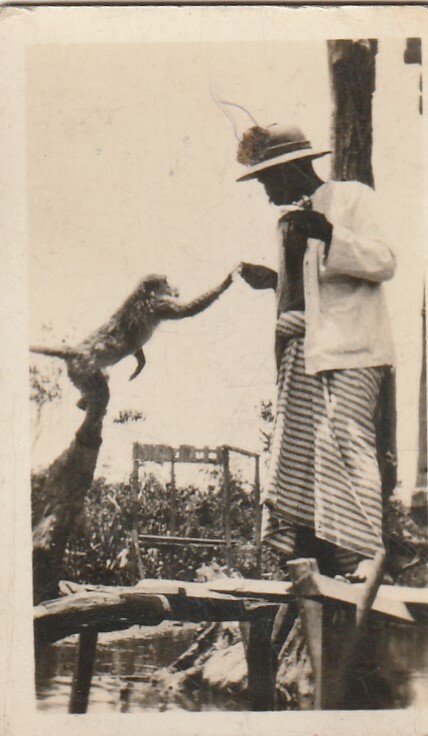 VTG REAL PHOTO TOBACCO CARD - PEEPS INTO MANY LANDS - MONKEY ISLAND BORNEO