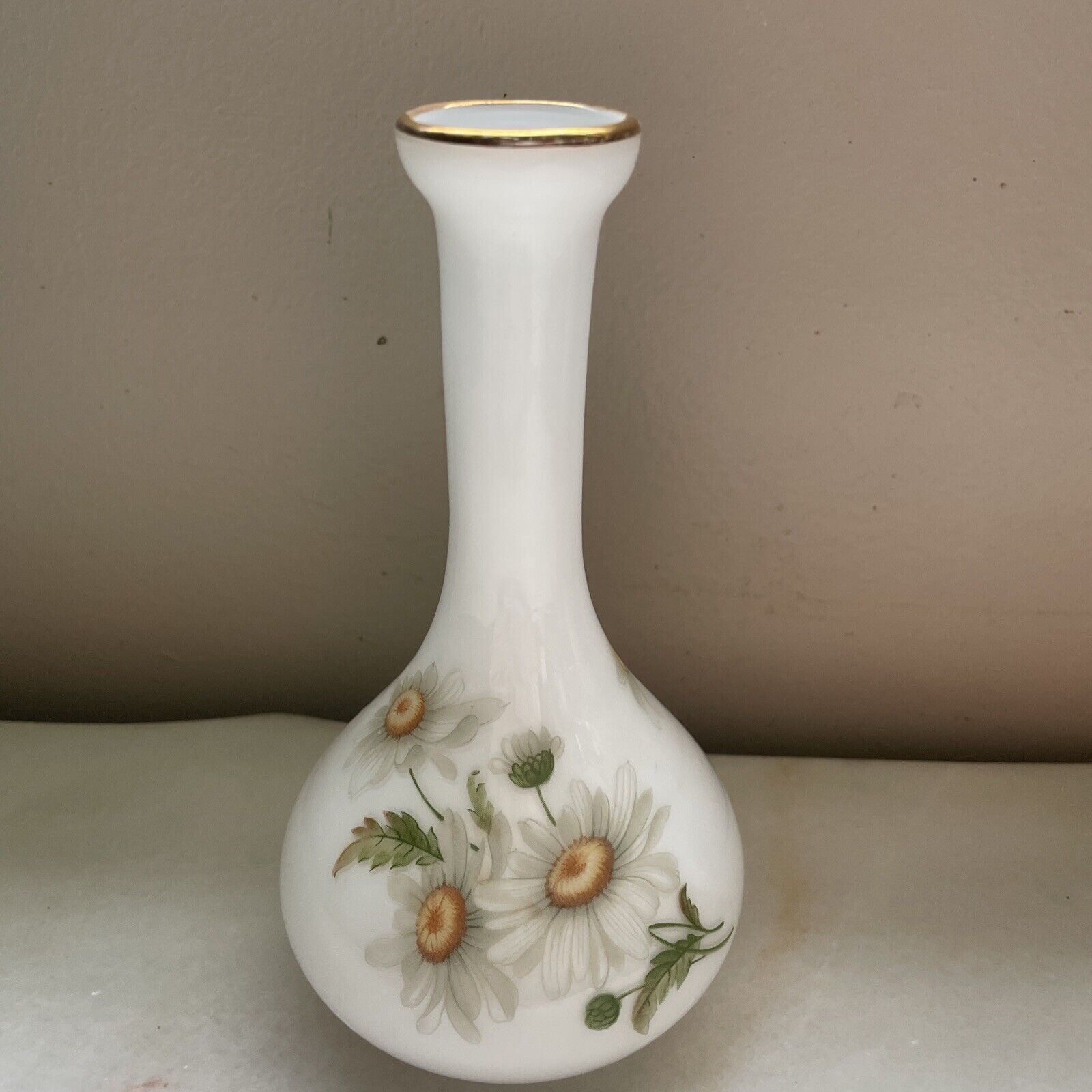 VTG HAND BLOWN WHITE OPAQUE GLASS BUD VASE GOLD RIM HAND PAINTED DAISIES