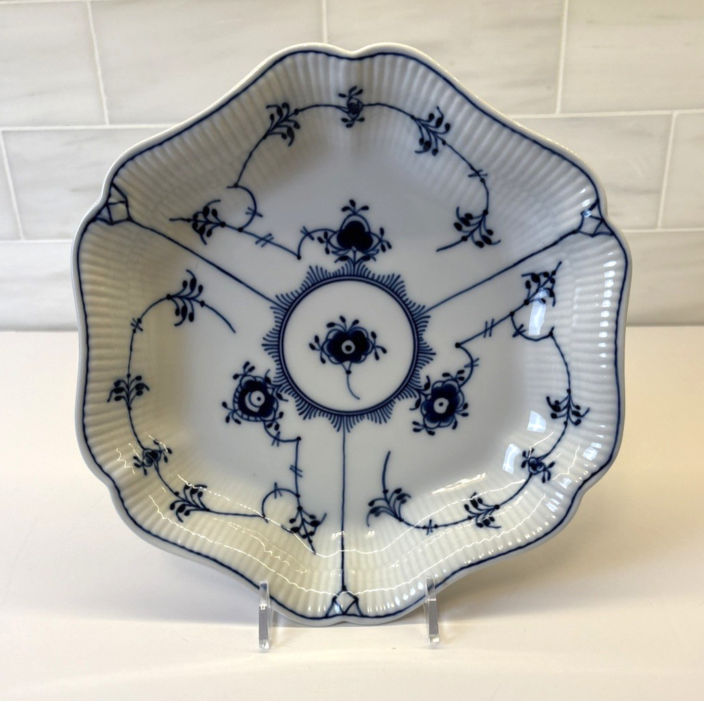 Royal Copenhagen Blue Fluted Plain 1/2195 Scalloped Serving Dish 9\ Royal Copenhagen Blue Fluted Plain 1/2195 Scalloped Serving Dish 9\