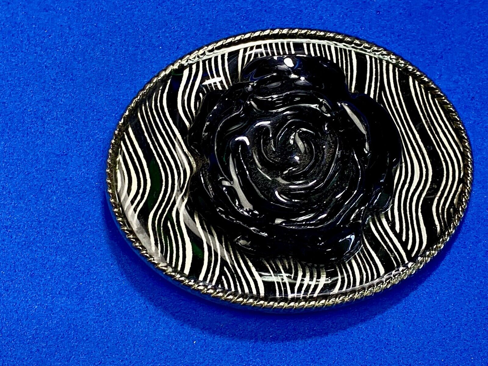 Trippy black and white Flower theme wavy lines oval belt buckle 