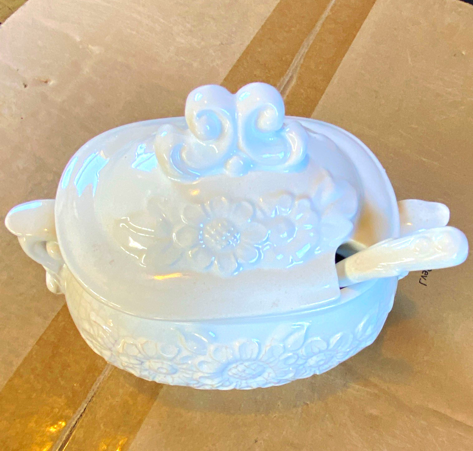 NAPAN White Floral Oval Ceramic Soup Tureen 24 oz w/ Lid & Spoon