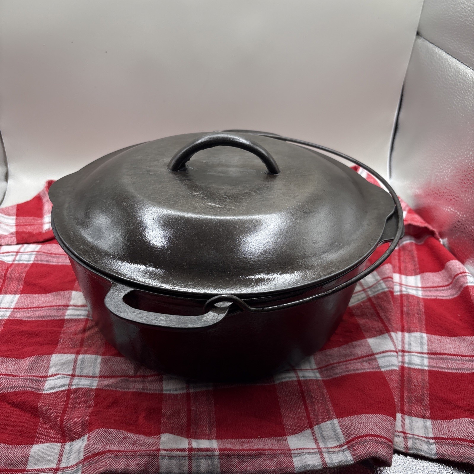 Vintage  #8 Cast Iron Dutch Oven with Lid w/ Lid & Wire Handle Foster Foundry