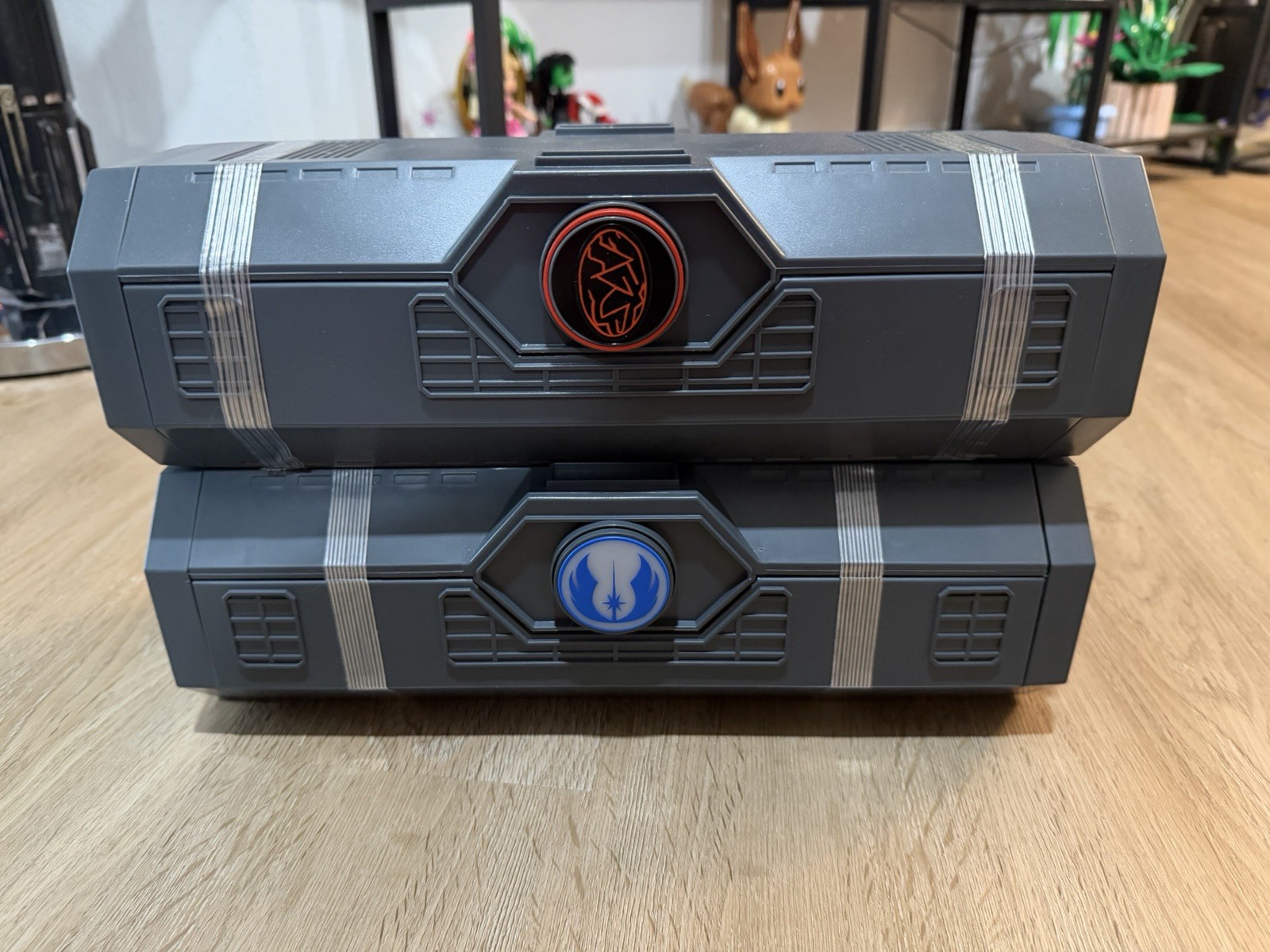 Anakin Skywalker Jedi Apprentice & The Ren Lightsaber Hilt W/Halcyon Shield