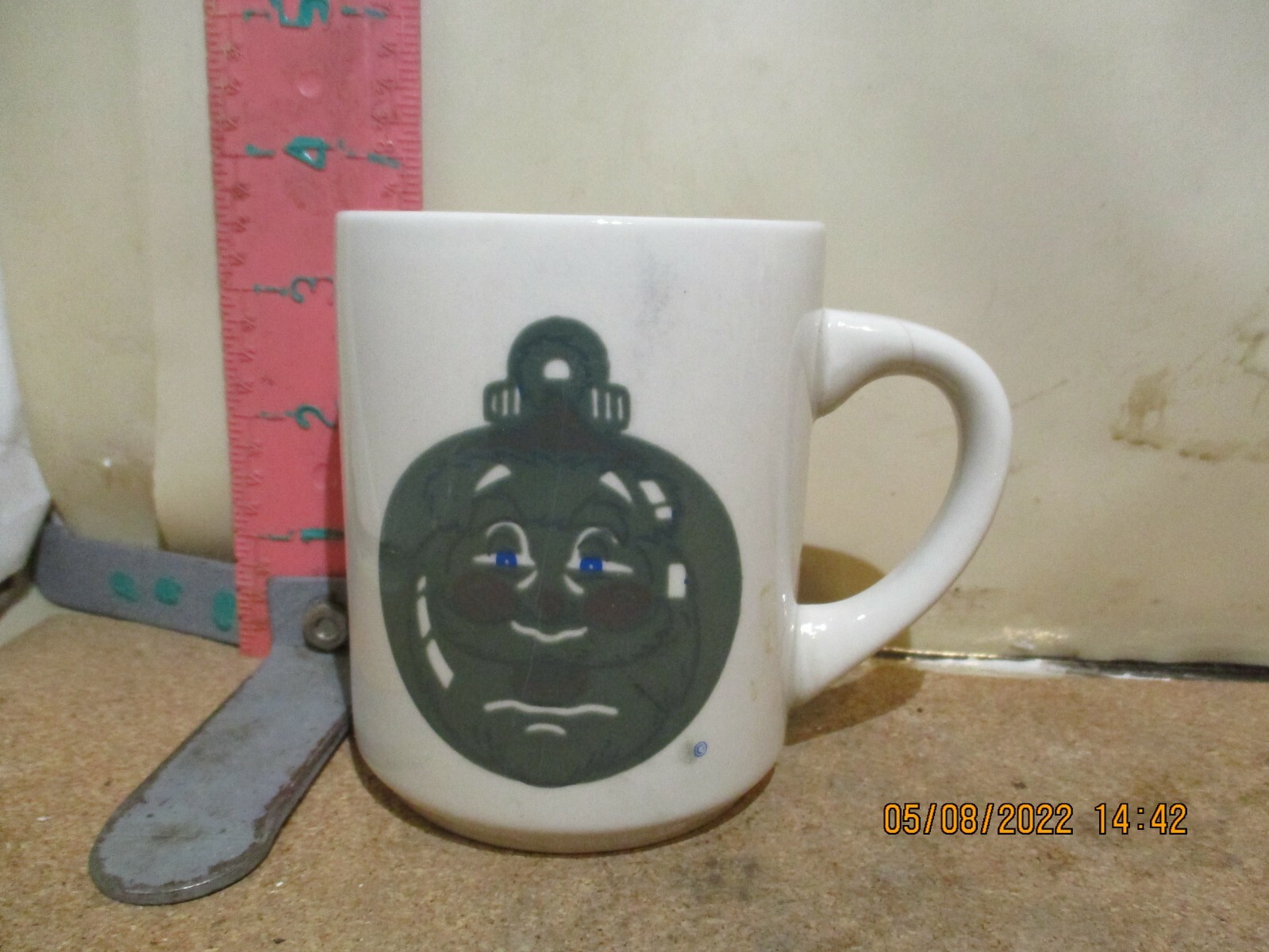 DENNY'S RESTAURANT HOLIDAY MUG - ORNAMENT BALL  , HEAT SENSING - WORKS FINE
