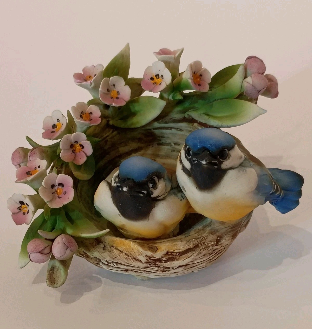 CAPODIMONTE figurine 2 BLUE BIRDS in Nest Surrounded by Pink PRIMROSES 3.5\