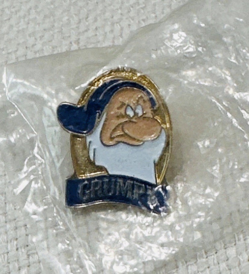 L@@K NIB VTG 1994 Disney VHS Release Snow White and the Seven Dwarfs Grumpy Pin