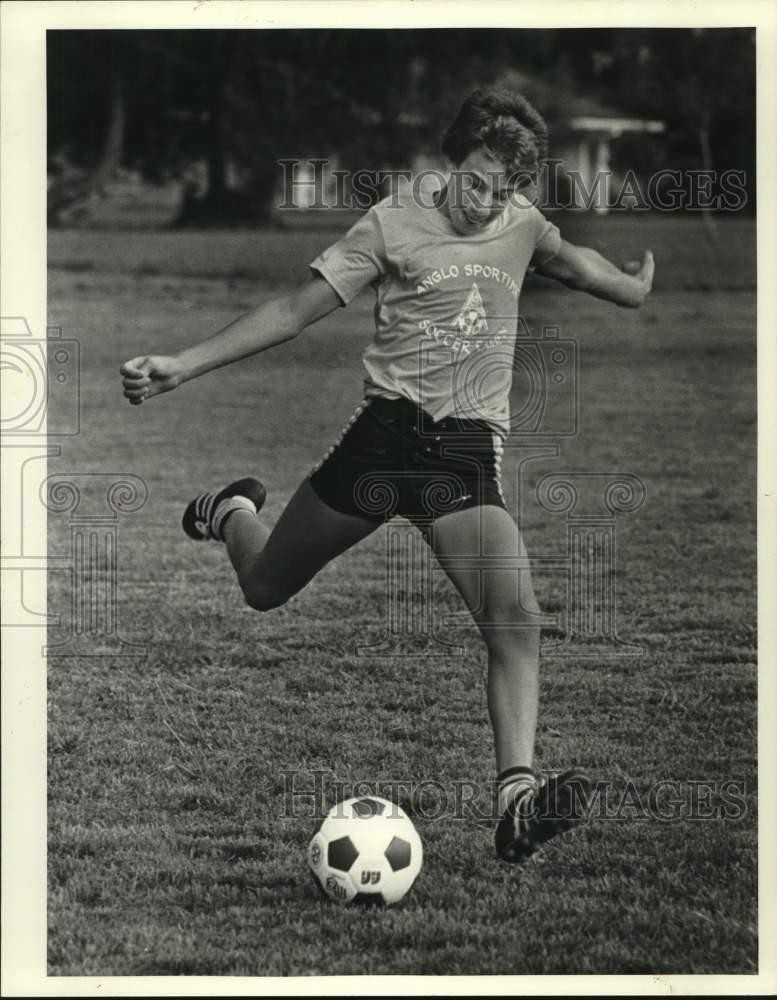 1984 Press Photo Brad Roselli learns proper way to kick a soccer ball