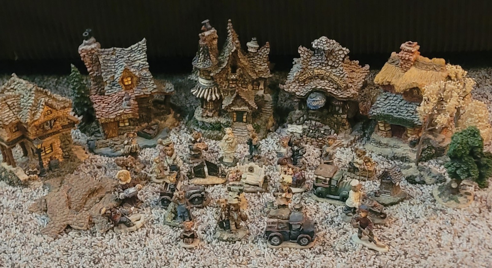  Over 40 Pieces Of Boyd's Town Village & Bearly Built Village Pieces