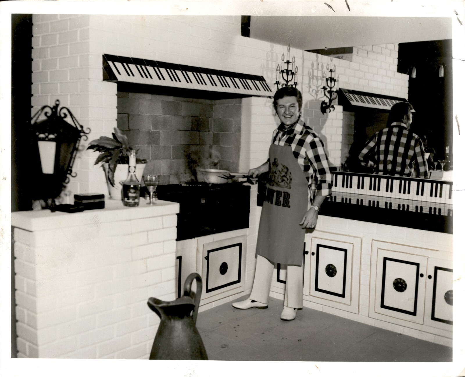 GA237 1970 Original Photo LIBERACE COOKS IN OUTDOOR LOGGIA OF HOLLYWOOD HOUSE GA237 1970 Original Photo LIBERACE COOKS IN OUTDOOR LOGGIA OF HOLLYWOOD HOUSE