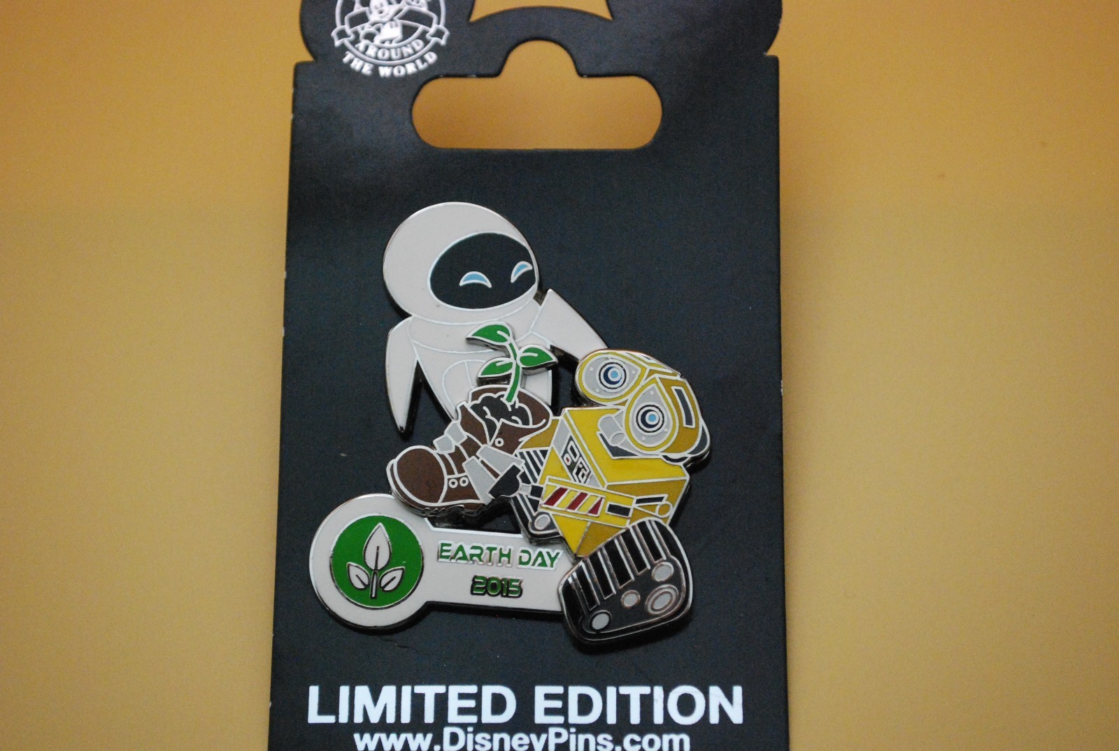 2015 Disneyland Earth Day Pin Wall E & Eve Limited Edition 2000 2015 Disneyland Earth Day Pin Wall E & Eve Limited Edition 2000