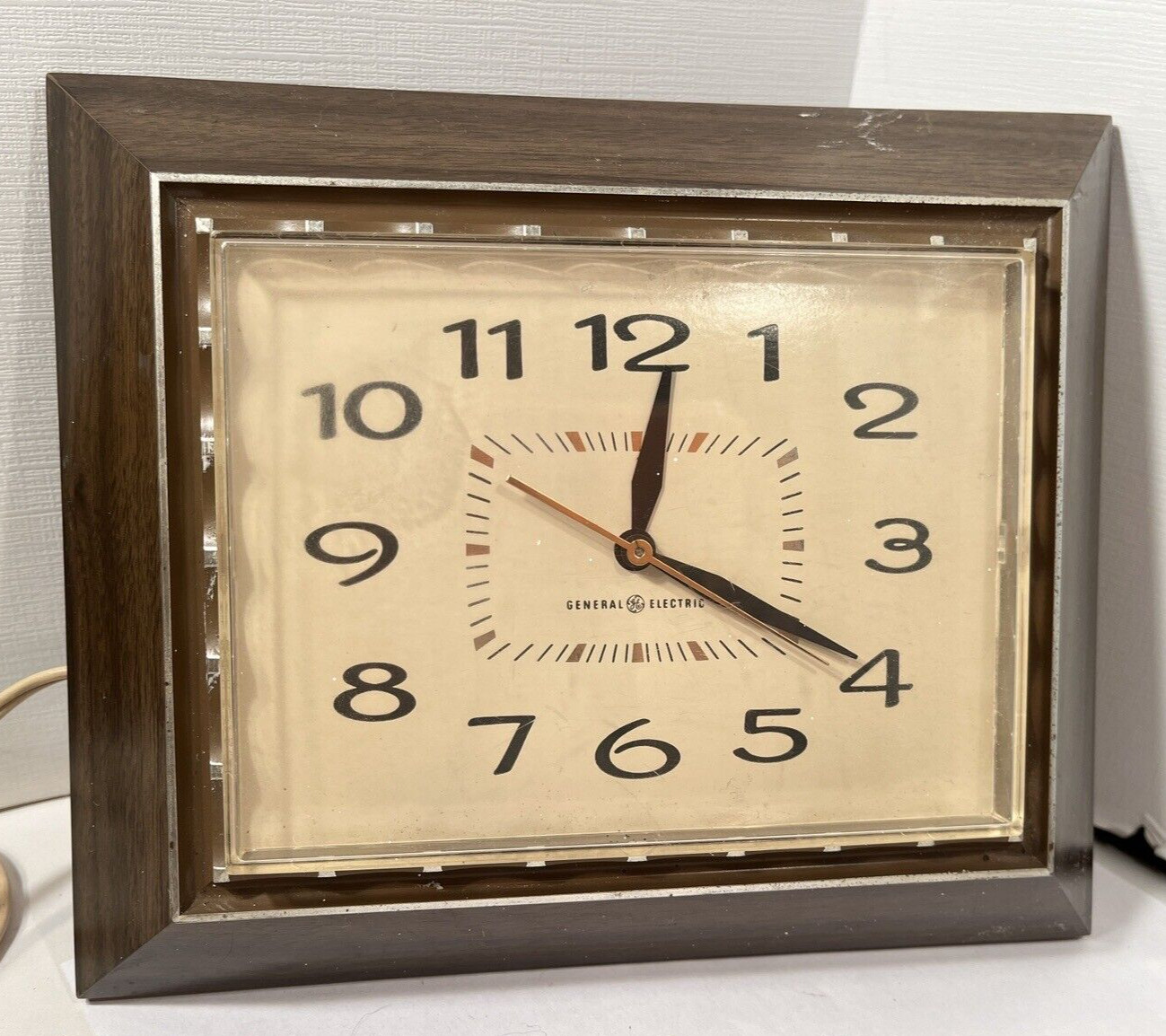Mid Century General Electric Model 2139 Woodgrain Kitchen Wall Clock~Works Mid Century General Electric Model 2139 Woodgrain Kitchen Wall Clock~Works