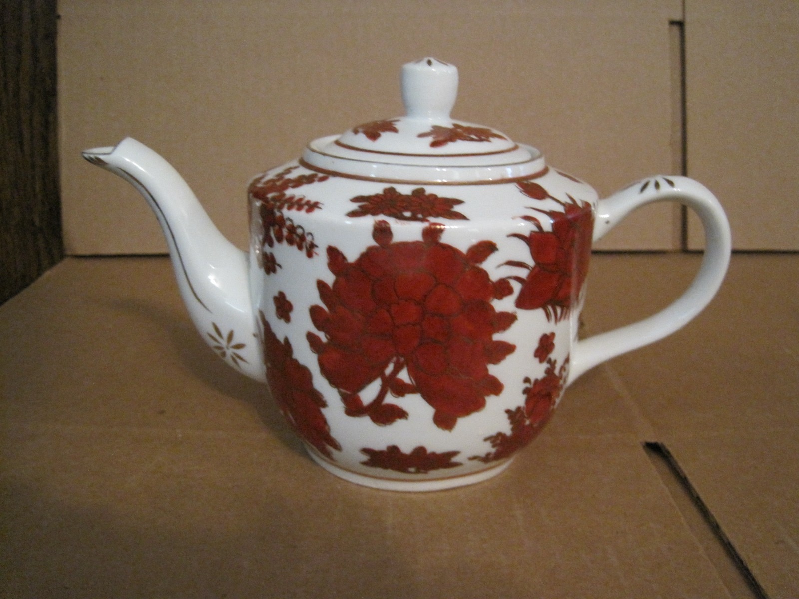 CERAMIC WHITE WITH RED/BURGUNDY FLORAL DESIGN GOLD TRIM TEAPOT #016 ON BOTTOM