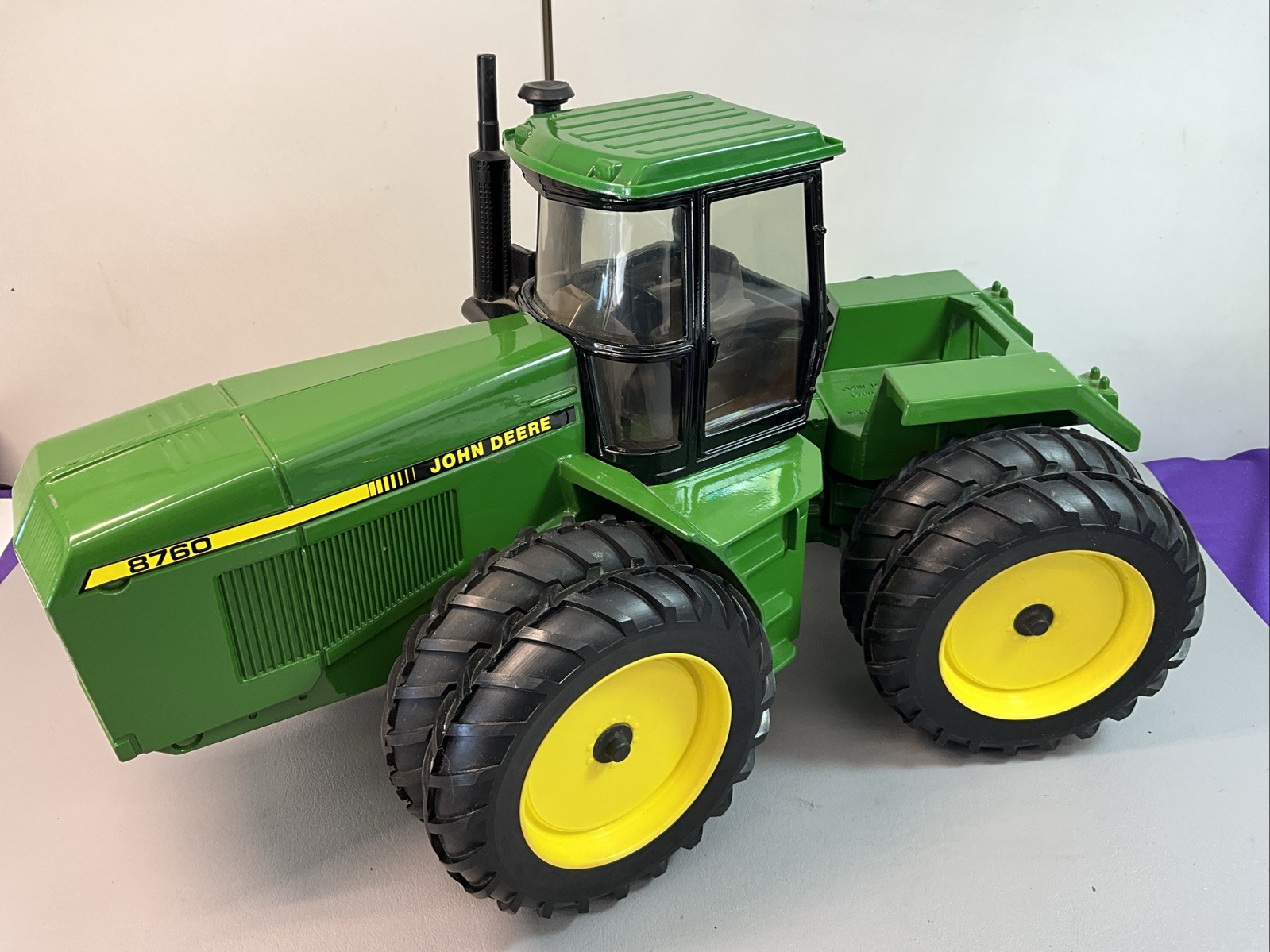 ERTL JOHN DEERE 8760 DUEL 4WD 8 TIRES. ARTICULATED. ENCLOSED. CAB 1/16 SCALE(J77