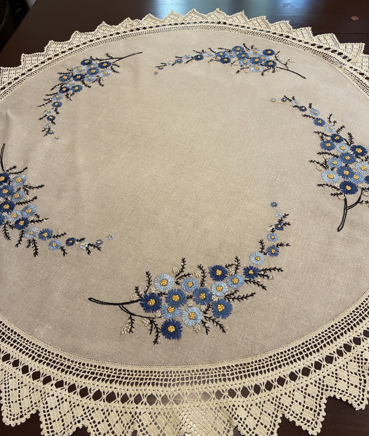 Vtg Hand Embroidered Linen Round Tablecloth 40