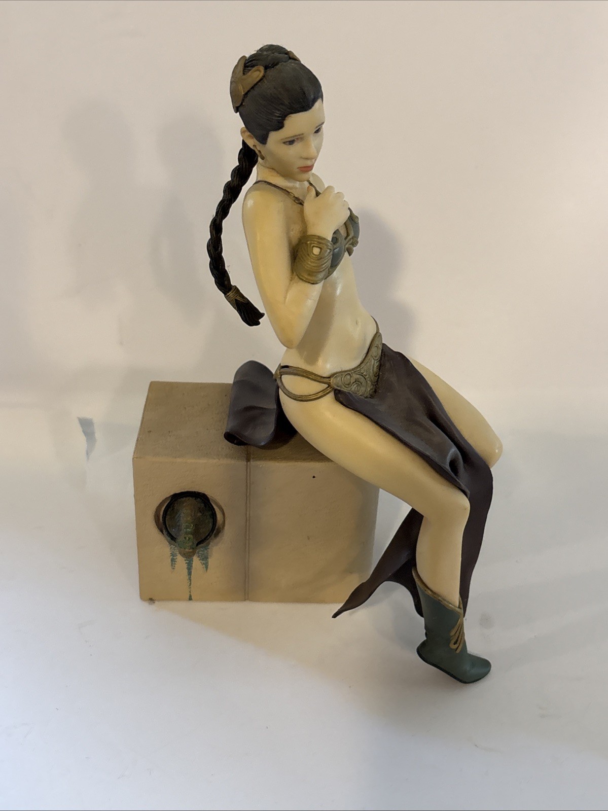 Star Wars Princess Leia Slave Outfit Figurine Seated on Block Seat