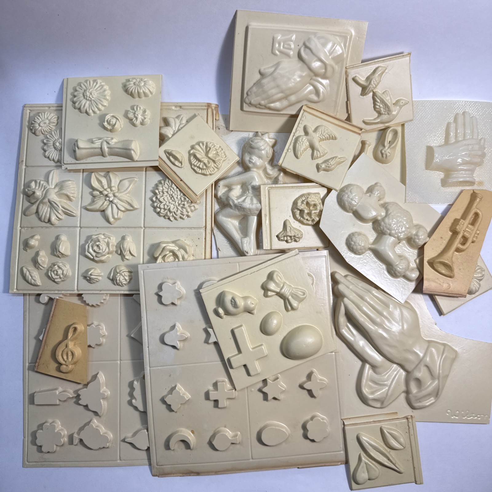 VTG WILTON MOLDS LOT CHICAGO WHITE PLASTIC SUGAR CANDY Religious Holiday & Misc