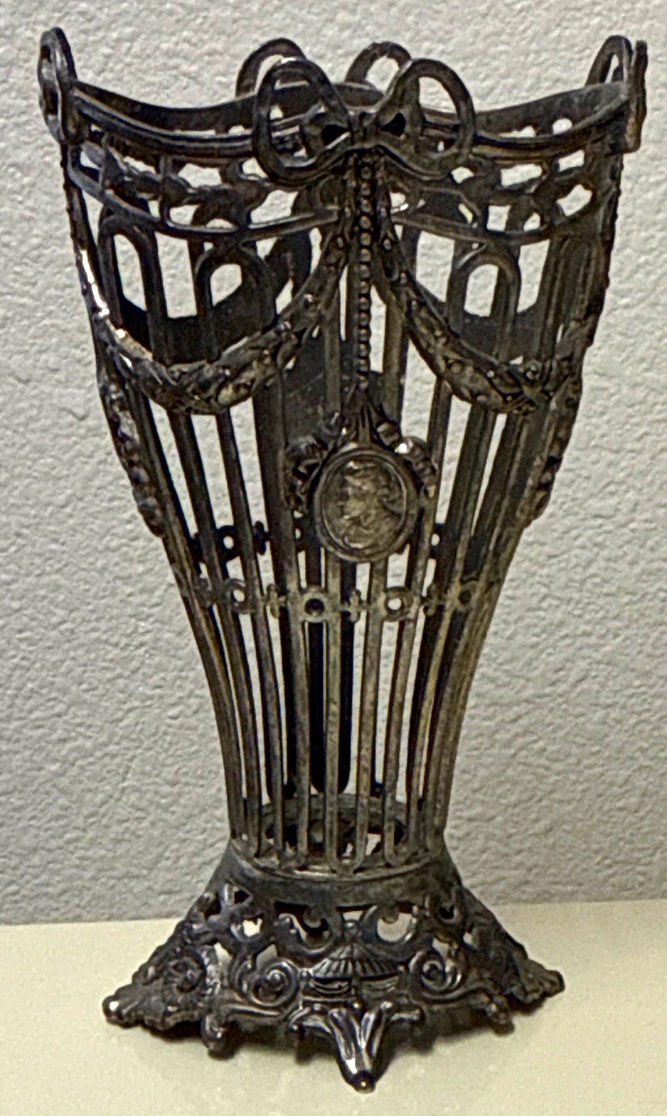 Godinger Silver Plate Pierced Openwork Lattice Vase holder stand Cameo Medallion Godinger Silver Plate Pierced Openwork Lattice Vase holder stand Cameo Medallion
