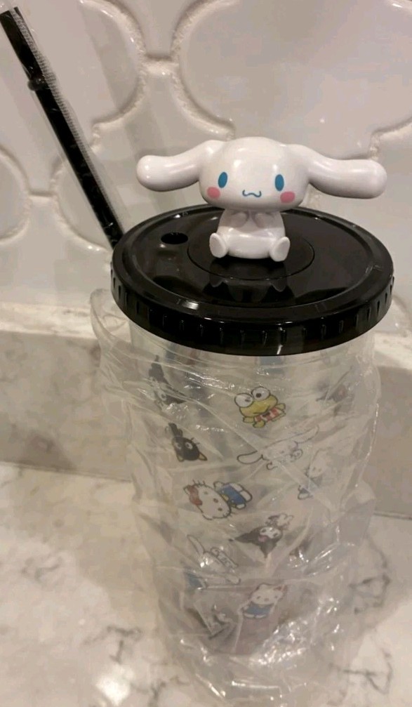 RARE AMC  Theaters Hello Kitty 20 oz. Cup With Cinnamon Roll Topper New Opened