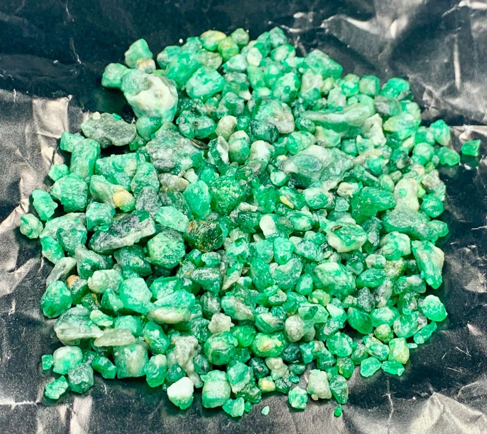 100 Grams Aesthetic Top Green Emerald Rough lot From Swat Pakistan