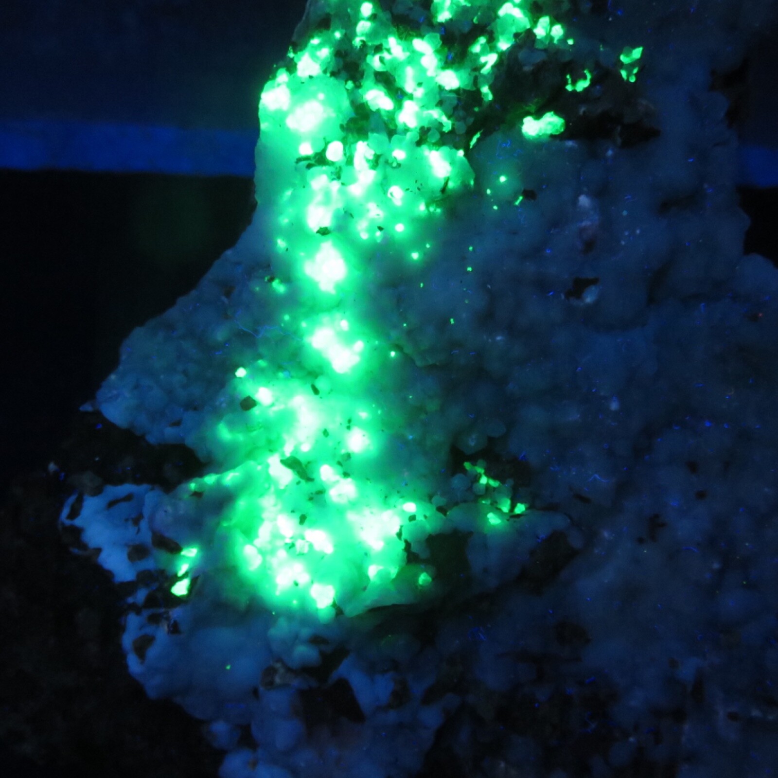 Hyalite opal  crystals - (fl.)-  Baden - Württemberg, Germany