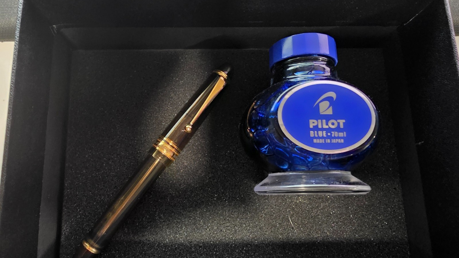 Pilot Custom 823 Fountain Pen, Amber, Broad Nib, Gift Set w/ 70ml Blue Ink Pilot Custom 823 Fountain Pen, Amber, Broad Nib, Gift Set w/ 70ml Blue Ink