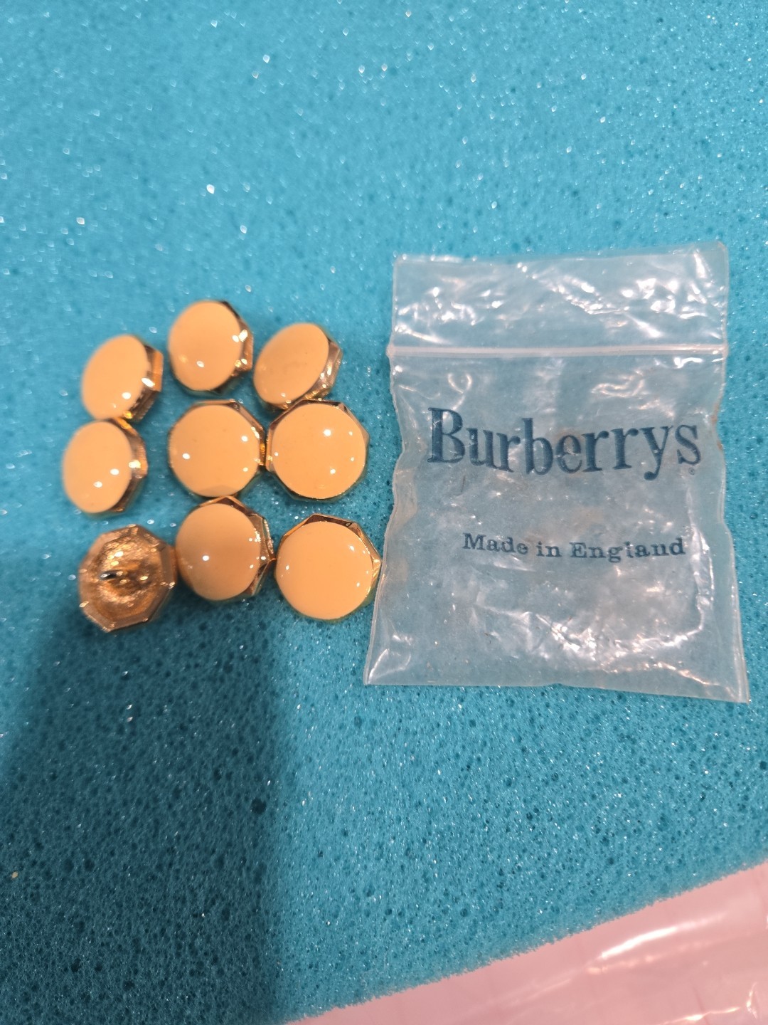 Burberry From England Buttons For Specific Garmets