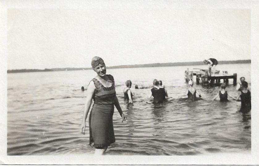 FOUND PHOTO Original SUMMER DAY bw Snapshot PHOTOGRAPHY  DD 02 10 S