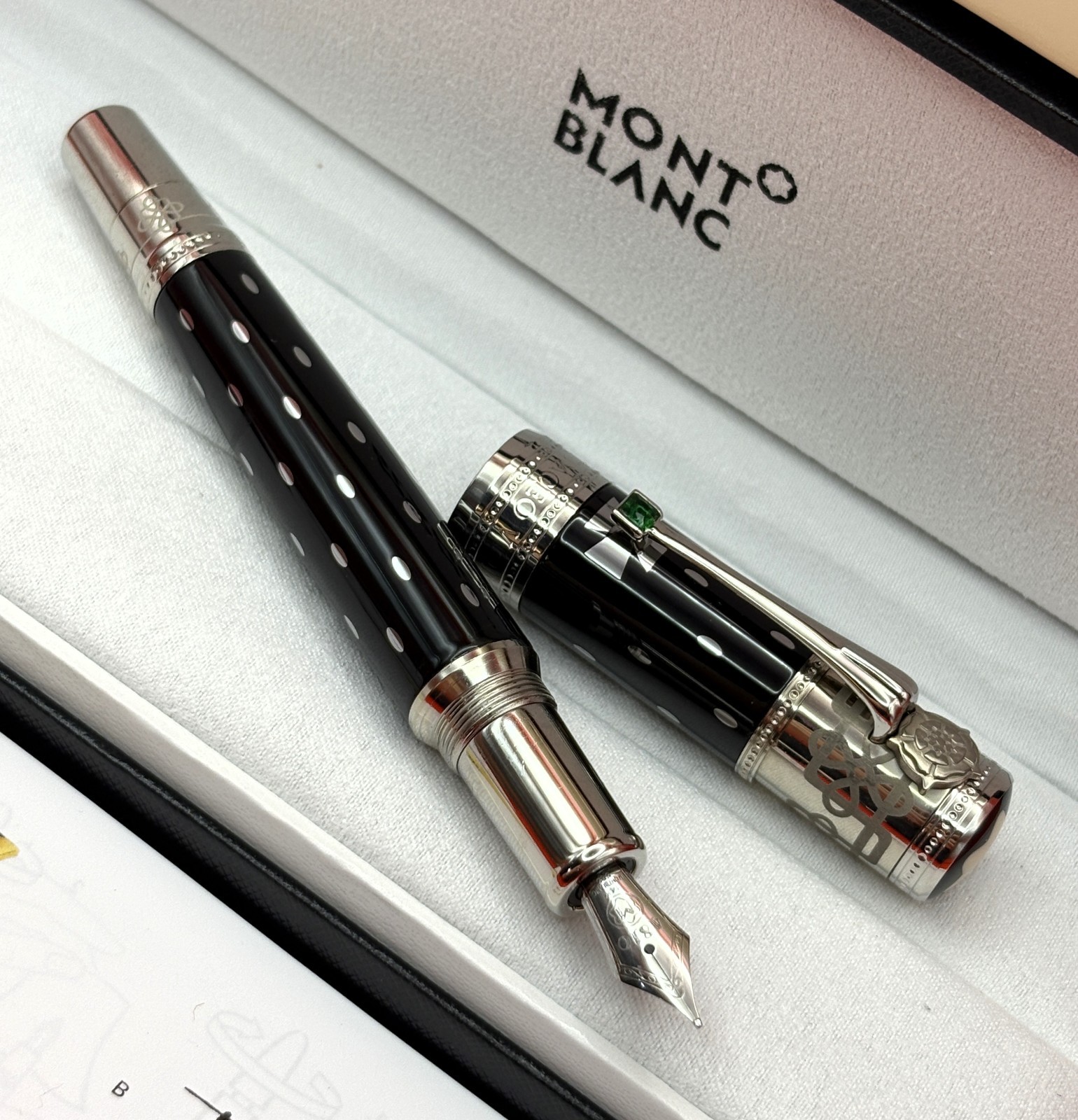 Premium Montblanc Patron of Art Queen Elizabeth Special Fountain Pen With Box