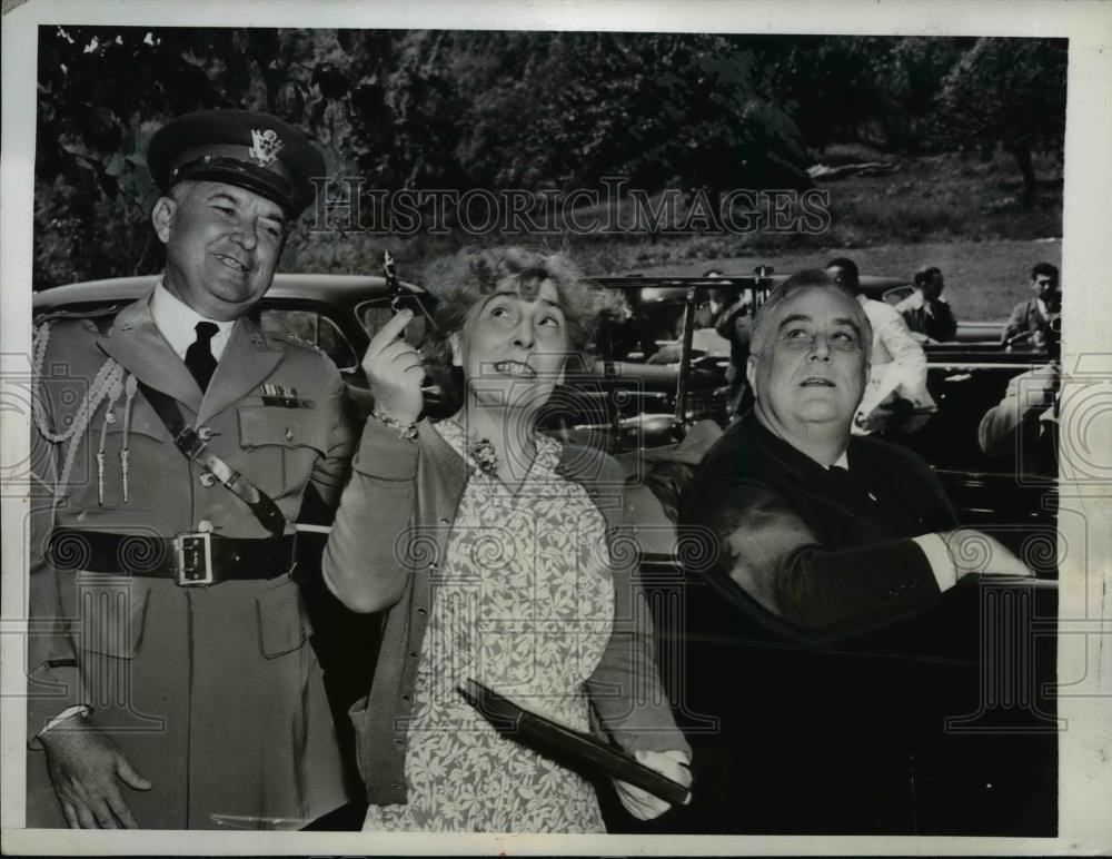 1941 Press Photo Gen and Mrs. Edwin Watson Show Pres Roosevelt Their Estate 1941 Press Photo Gen and Mrs. Edwin Watson Show Pres Roosevelt Their Estate