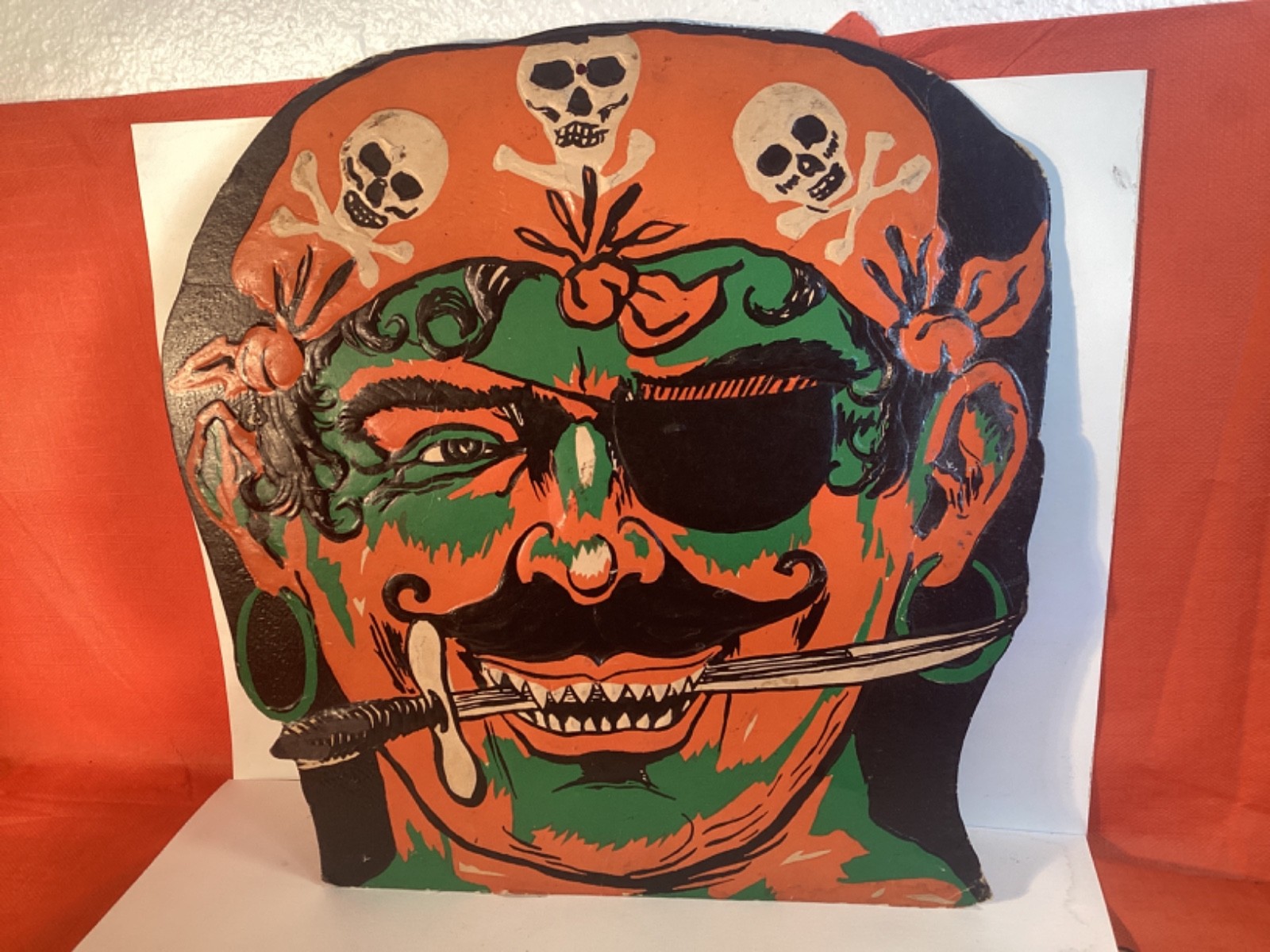 VINTAGE HALLOWEEN BEISTLE LARGE PIRATE DIE CUT SKULL CROSSBONES POINTED TEETH