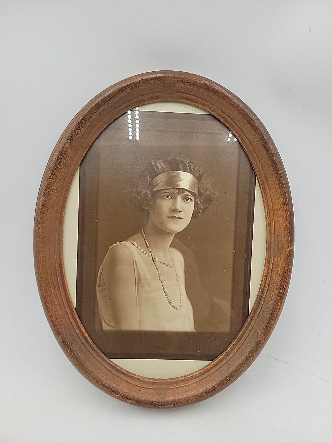ANTIQUE 1920s Stunning Photo Pretty Young Woman Flapper Style Hair, Oval Frame ANTIQUE 1920s Stunning Photo Pretty Young Woman Flapper Style Hair, Oval Frame