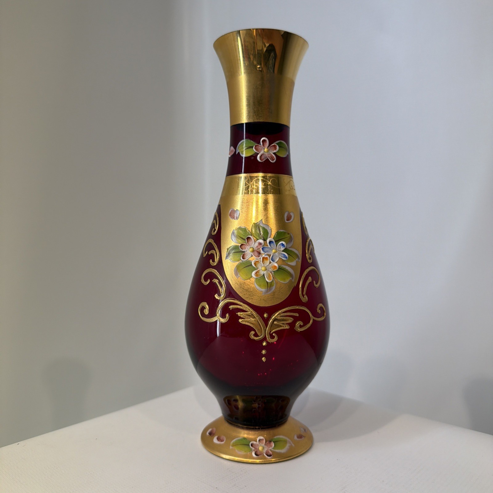 Seyei Japan Victorian Glass Ruby Red Glass Decanter Tre Fuochi 24k Gilt Moriage Seyei Japan Victorian Glass Ruby Red Glass Decanter Tre Fuochi 24k Gilt Moriage