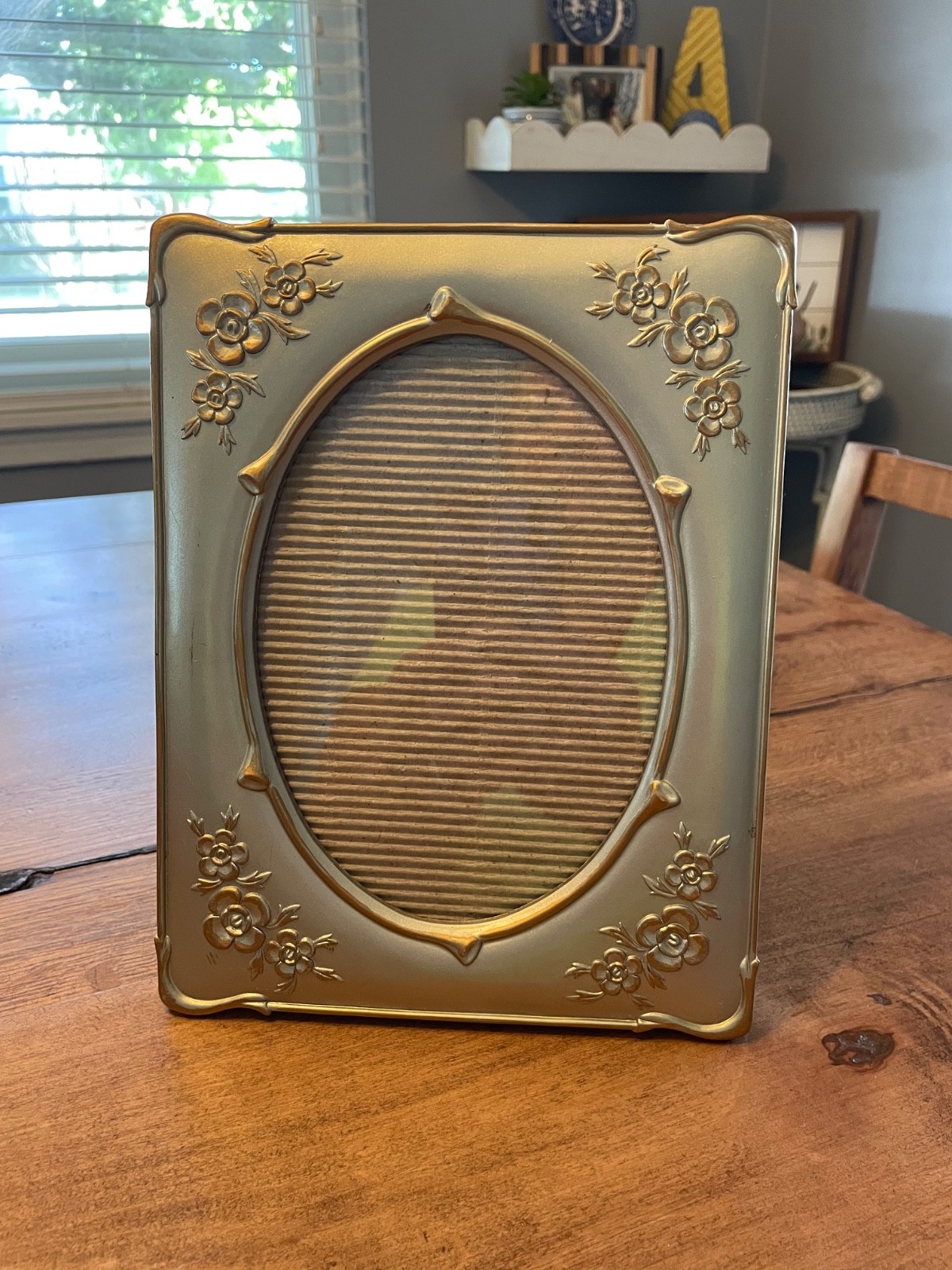 Vitage 5x7 silvertone ornate floral design picture frame with oval front
