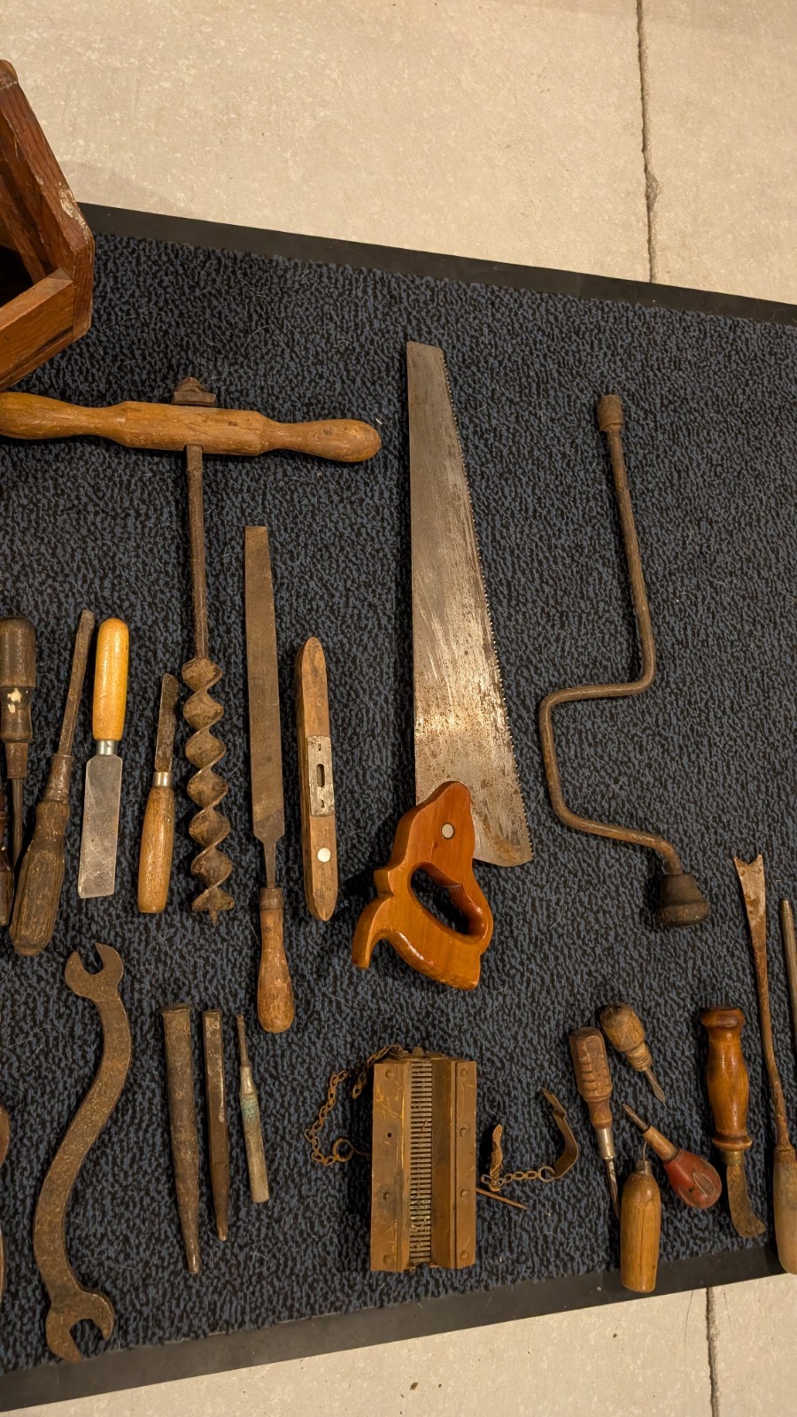 ANTIQUE ( APPROX 32), WELL CONDITIONED TOOLS. AMERICAN MADE HEAVY. ANTIQUE ( APPROX 32), WELL CONDITIONED TOOLS. AMERICAN MADE HEAVY.