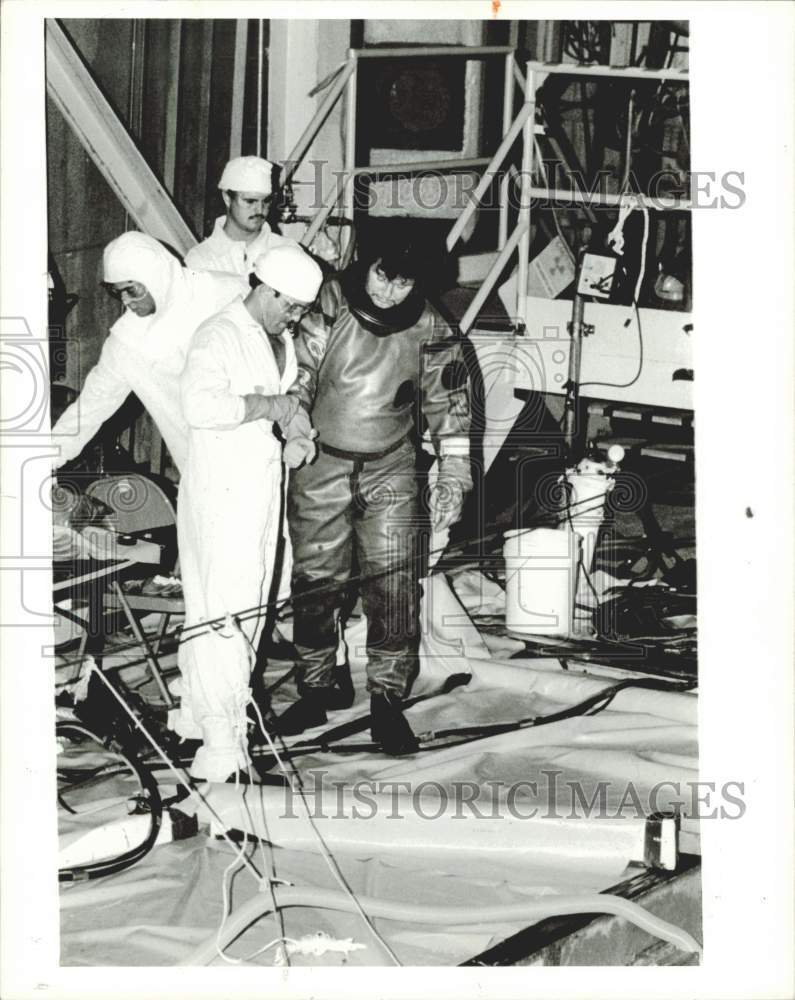 1985 Press Photo Diver Greg Cain gets help at Crystal River nuclear power plant