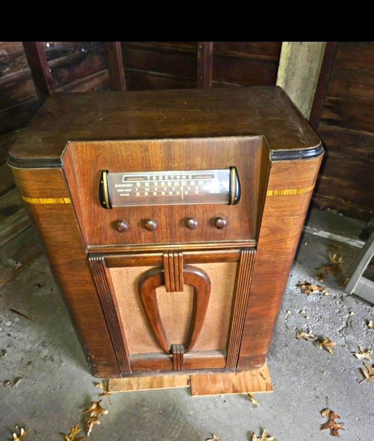 Truetone Vintage Wood Console Tube Radio Cabinet Floor Model Dial Scale Knobs