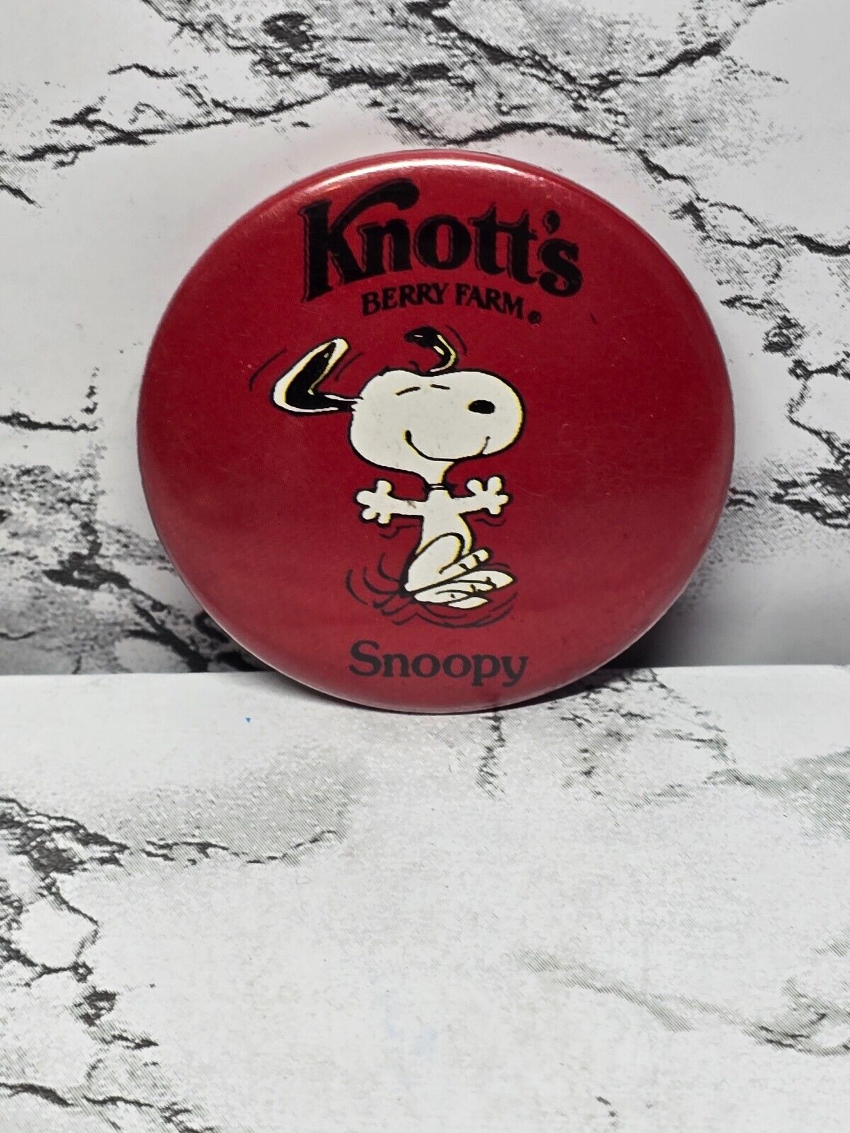 Vintage Knott\'s Berry Farm Peanuts Happy Snoopy Pinkback Button 1.75\