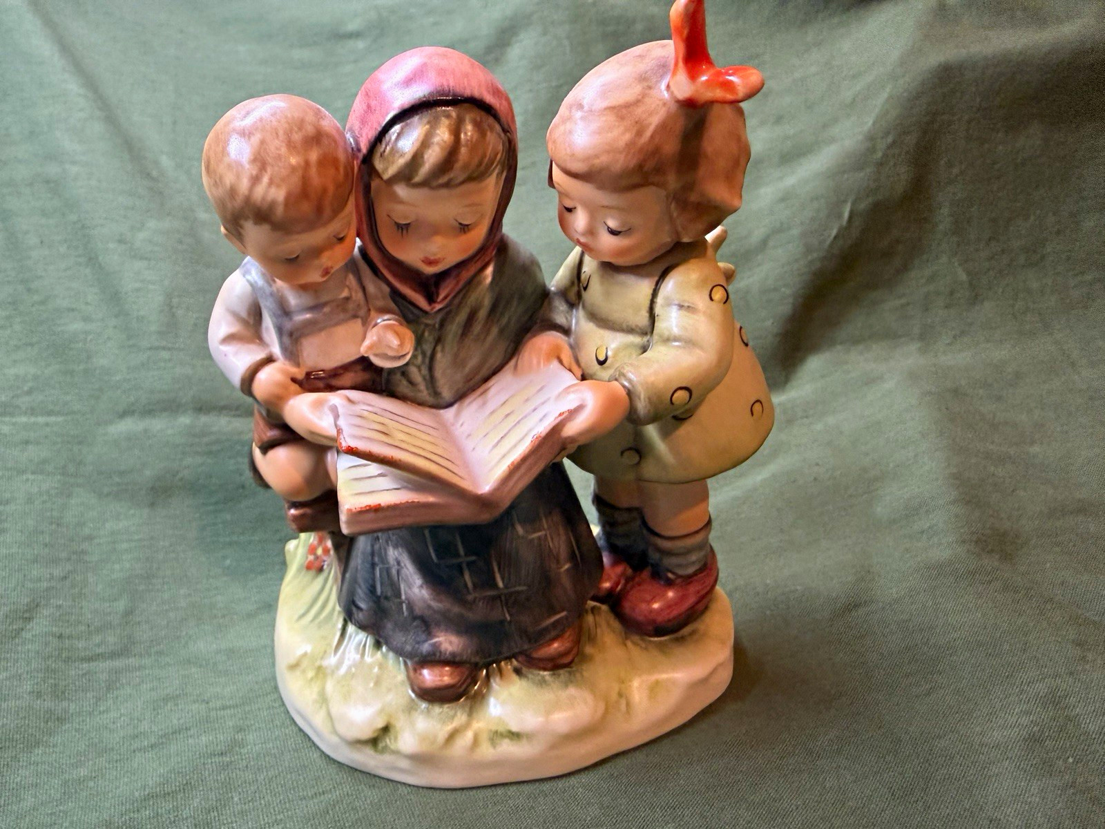 Goebel M.I Hummel Storybook Time Painted Porcelain Children Figurine 1992 Goebel M.I Hummel Storybook Time Painted Porcelain Children Figurine 1992