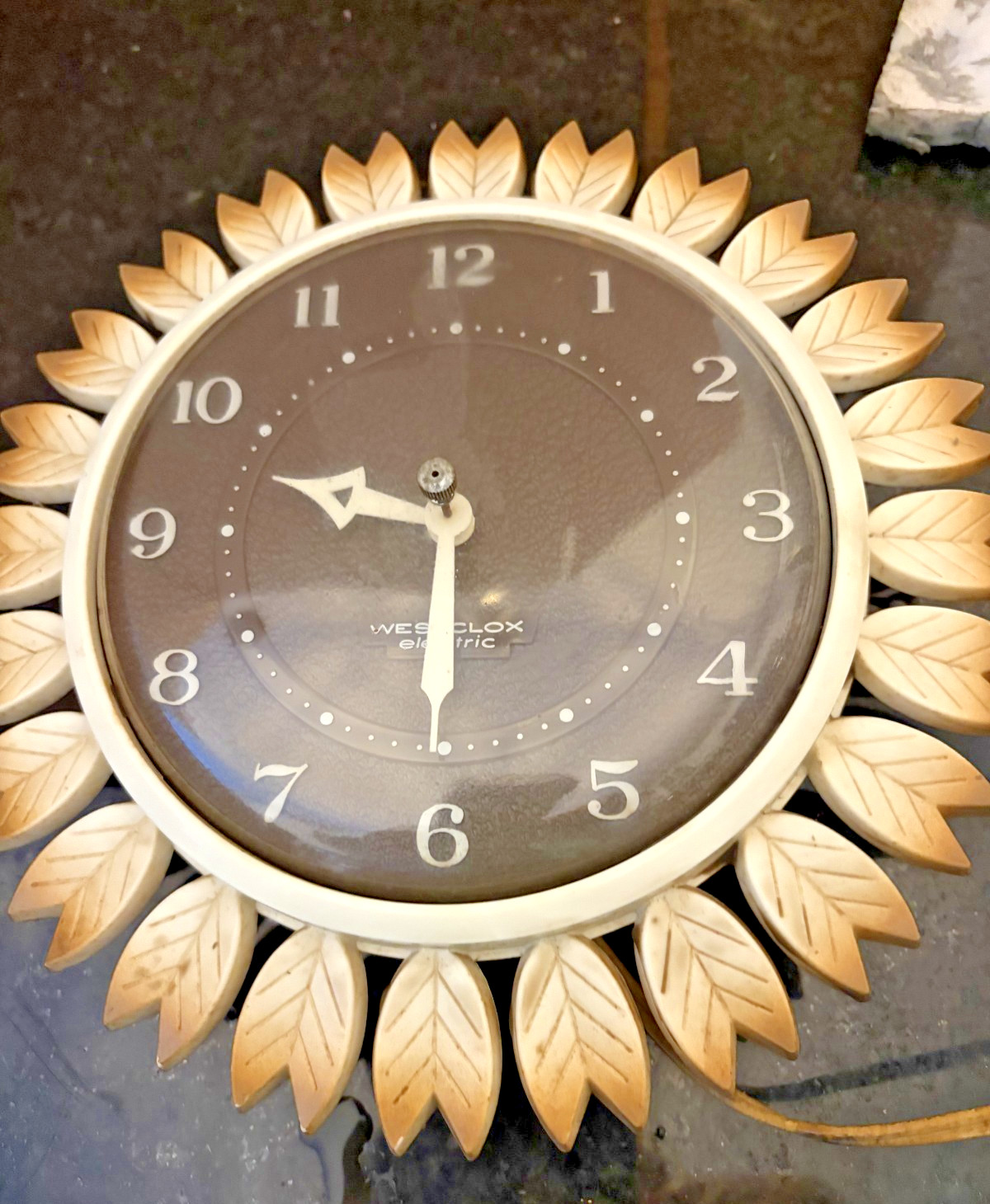 Vintage Westclox Electric Wall Clock Leaf Sunburst 9\