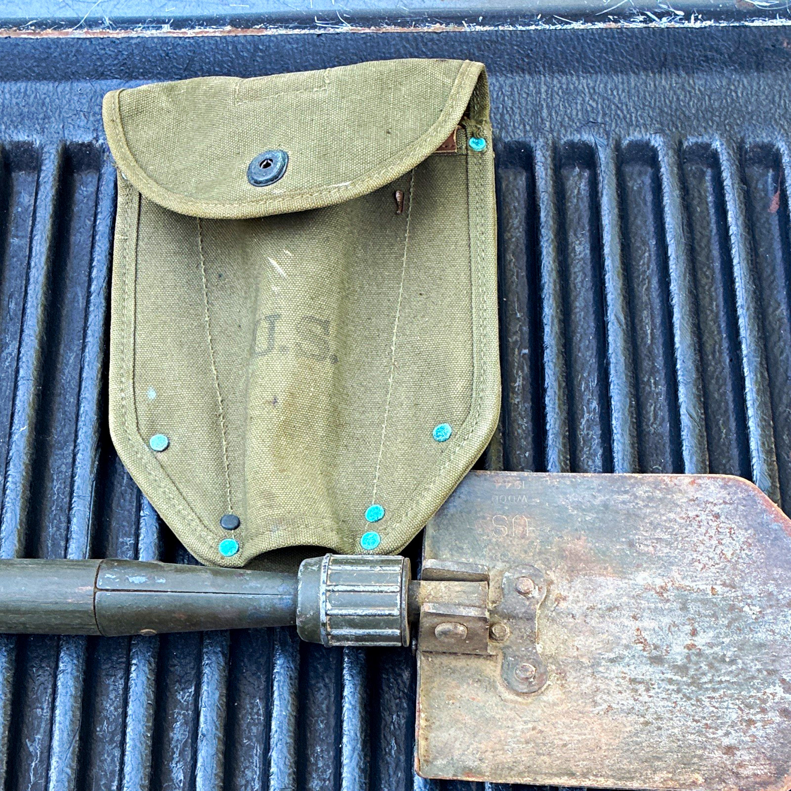 WWII U.S. Folding Entrenching Tool Shovel w/ Canvas Cover \