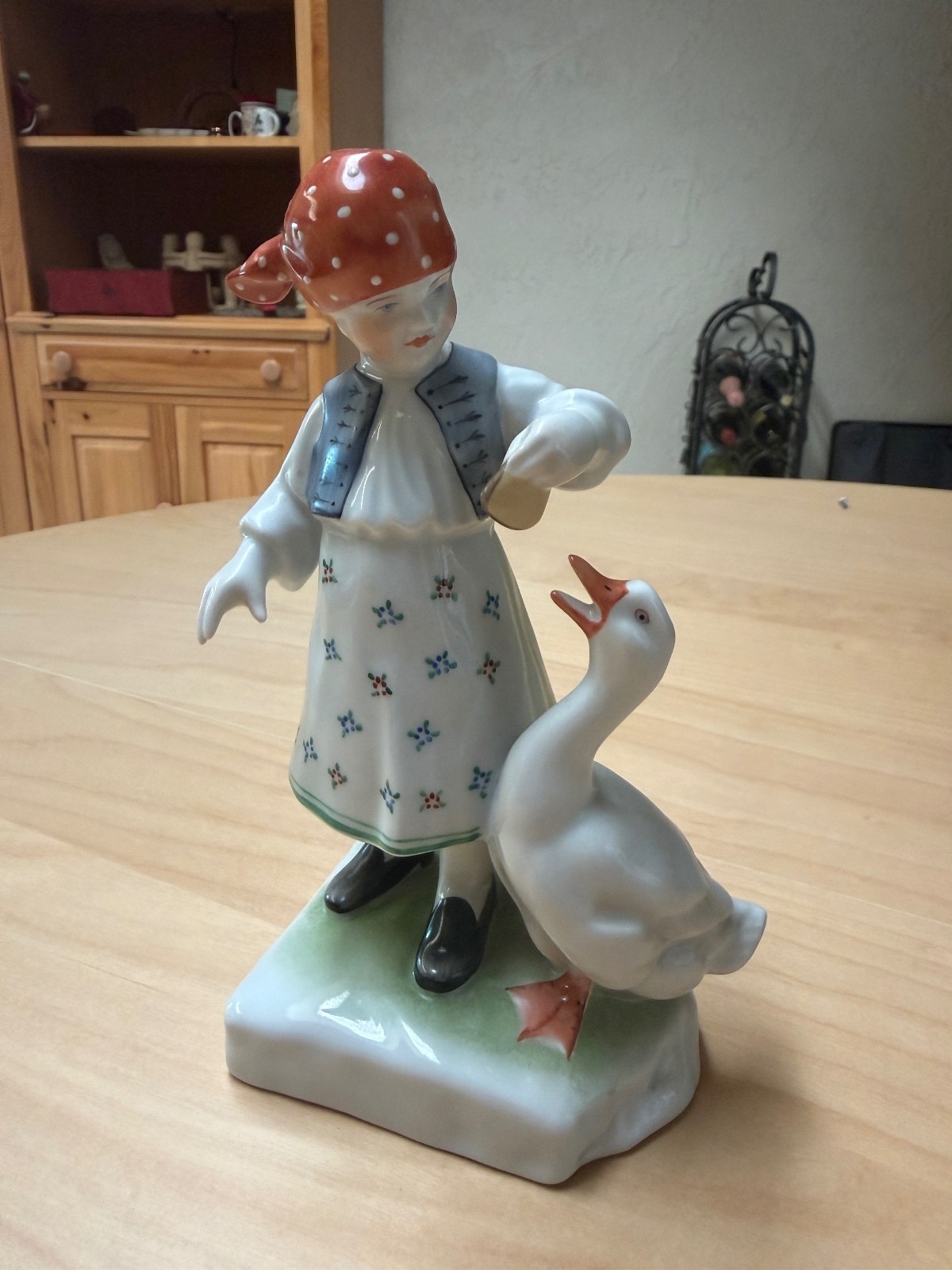 HEREND figurine girl feeding goose 5565 hand-painted Hungary porcelain