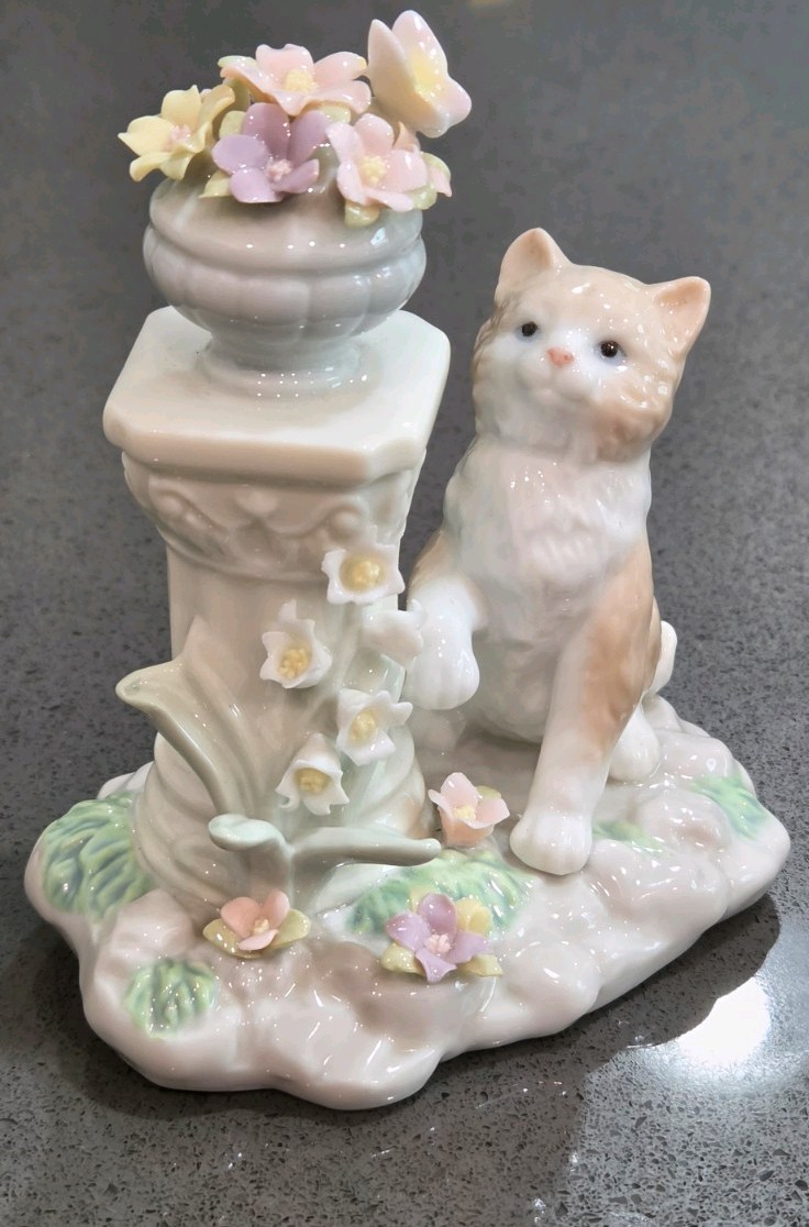Cosmos Gifts 2000 Porcelain Cat Figurine Flower Pillar Butterfly YH Rare VTG