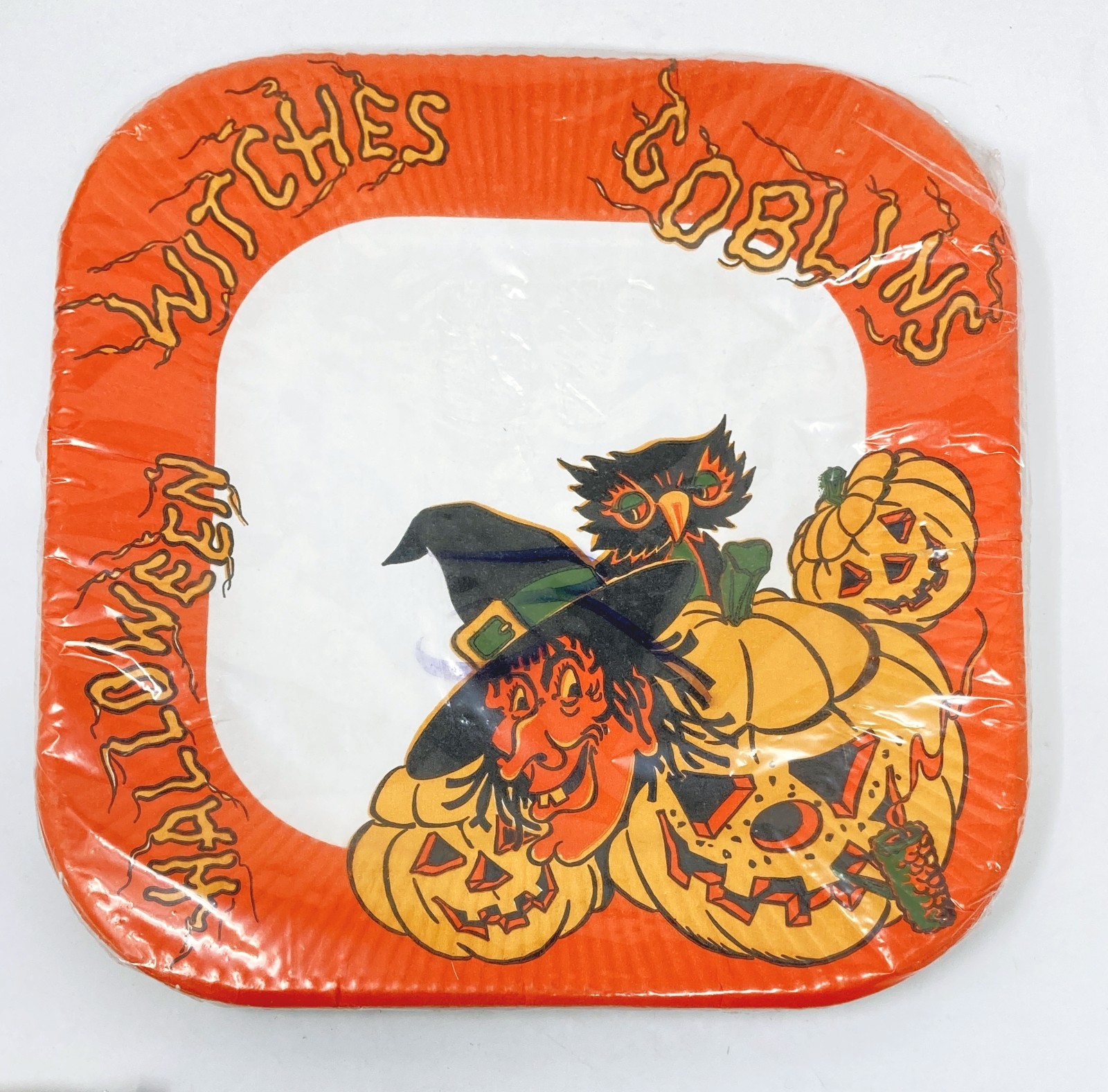 ANTIQUE HALLOWEEN PAPER  PLATES 6 UNUSED  - 1940\'S WITCHES AND PUMPKINS