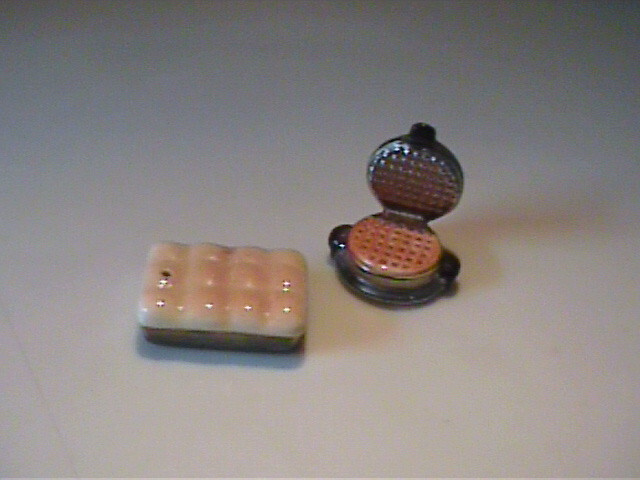 VINTAGE 1960\'S MINIATURE CERAMIC ARCADIA SHAKERS WAFFLE MAKER & WAFFLES